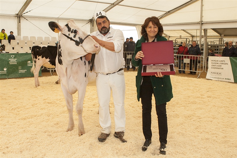 La Alcaldesa de Vic con la Novilla Gran Campeona